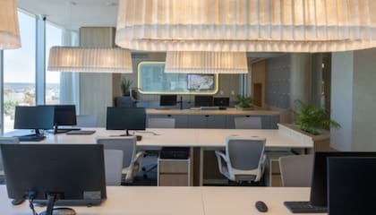 “Un entorno ameno y ergonómico impacta en el estado de ánimo y, por ende, en la producción e interacción social. Por otro lado, para los open space siempre se deben tener en cuenta soluciones de acústica. Es fundamental, al momento del diseño, pensar en materiales acústicos, fonoabsorbentes como parte de la estética de la empresa”, sostiene la arquitecta Eugenia Eyheraguibel.