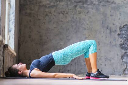 Un entrenamiento de core: el puente de glúteos con una sola pierna, uno de los ejercicios para hacer 10 repeticiones de cada lado
