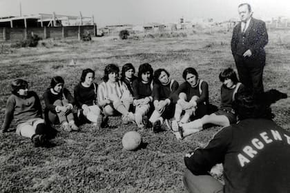 Un entrenamiento de Las Pioneras, posterior al Mundial de México.El que está parado es Hartington, uno de los empresarios que las llevaba de gira.