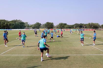 Un entrenamiento en espacios reducidos de la selección paraguaya antes de viajar a la Argentina