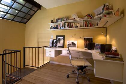 Un entrepiso puede ser un espacio muerto en la casa o se puede aprovechar para armar un rincón de trabajo como éste