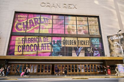Un equipo de 300 personas instaló en el gran ventanal del Gran Rex la marquesinas de Charlie y la fábrica de chocolate, la más grande de América del Sur