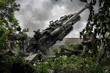 Un equipo de armas ucraniano disparó un obús M777 hacia las posiciones rusas en la región de Donetsk, Ucrania, el domingo 22 de mayo de 2022. (Ivor Prickett/The New York Times)