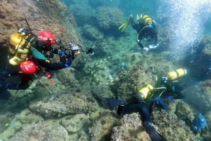 Un equipo de arqueólogos subacuáticos acompañó a los dos aficionados en la búsqueda del tesoro