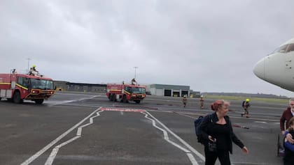Un equipo de bomberos acudió a la pista de aterrizaje
