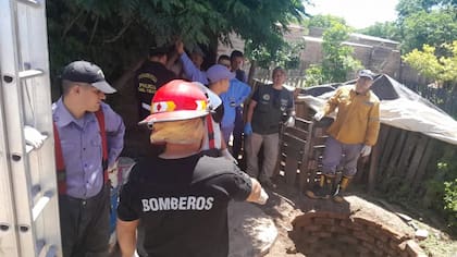 Un equipo de bomberos fue el encargado de destapar el pozo negro en la vivienda de Salvatierra