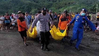 Un equipo de búsqueda y rescate lleva cadáveres luego de un accidente en un ritual en una playa de Indonesia