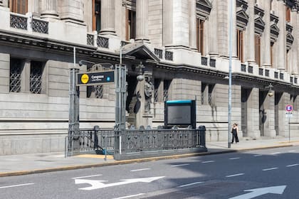 Un equipo de expertos trabajó en la recuperación de los murales históricos ubicados en la zona de espera de los trenes