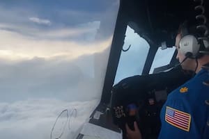 La furia del huracán Ida: el temerario vuelo que hizo un avión para grabar el fenómeno