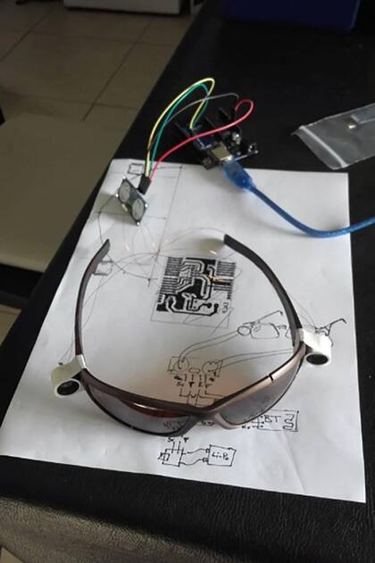 Un equipo de la Universidad de La Plata creó un bastón y anteojos con sensores infrarrojos para detectar obstáculos y humedad y alertar a su usuario