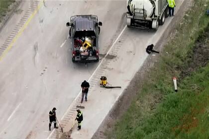 Un equipo de limpieza se encargó de juntar una por una las millones de monedas de 10 centavos de dólar