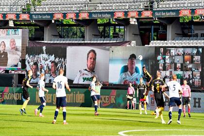 Un equipo de 50 moderadores de Zoom trabajó para alternar los primeros planos de los hinchas en las pantallas y para evitar mostrar conductas inapropiadas.