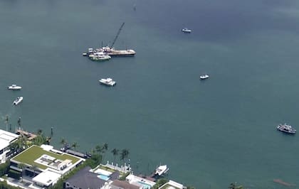 Un equipo de rescate se aproxima a la zona del accidente, en la bahía de Biscayne.