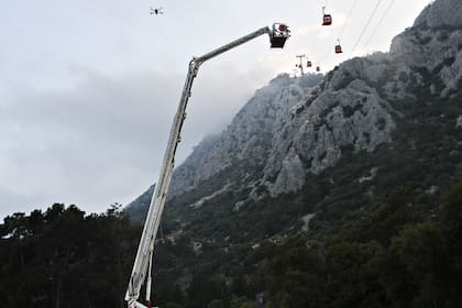 Un equipo de rescate trabaja con pasajeros de un sistema de transporte por teleférico en las afueras de Antalya, sur de Turquía