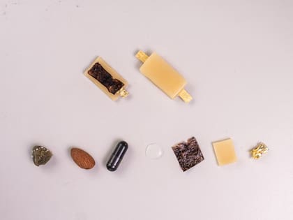 Un equipo del Istituto Italiano di Tecnologia creo una batería comestible: está hecha de materiales orgánicos y podría usarse para dar energía a monitores que llevamos dentro del cuerpo. En la foto, la fuente de los diferentes materiales que se usaron, como almendras, alga nori, carbón activado o cera de abejas