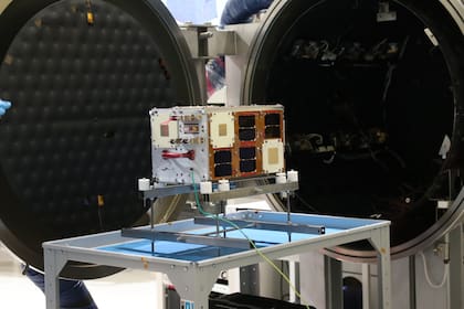 Un equipo integrado por técnicos de CONAE, UNLP, UNSAM y UBA construyó a Atenea, el microsatélite que será parte de la misión Artemis II, con la que la NASA volverá a la Luna