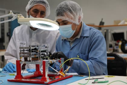 Un equipo integrado por técnicos de CONAE, UNLP, UNSAM y UBA construyó a Atenea, el microsatélite que será parte de la misión Artemis II, con la que la NASA volverá a la Luna