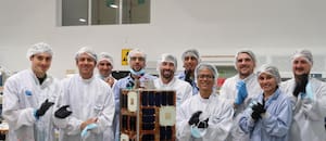 Seis instituciones y una empresa construyeron Atenea, el satélite argentino de la misión Artemis II