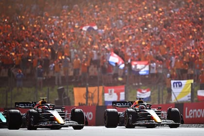 Un equipo: Max Verstappen y Sergio Checo Pérez firmaron el primer 1-2 de Red Bull Racing en 2022; la tarea del piloto mexicano, determinante para el triunfo del neerlandés en el Gran Premio de España