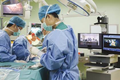 Un equipo médico lleva adelante una telecirugía 4K con infraestructura 5G en Guangzhou, China