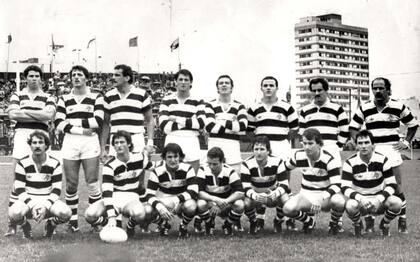 Un equipo que marcó al rugby argentino: CASI modelo 85. Arriba, Travaglini, Cobello, Branca, Allen, Posleman, Sanés, Courreges y Morel. Abajo, Varone, López Imízcoz, Ochoa, Nicholson, Pedezert, Varela y Prisciantelli.
