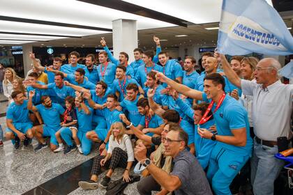 Un equipo, una bandera: los que no jugaron, los que no, familiares y amigos se unieron en Ezeiza en un reencuentro emocionante.