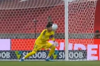 El insólito error de Agustín Rossi que le dio la ventaja parcial a Athletico Paranaense