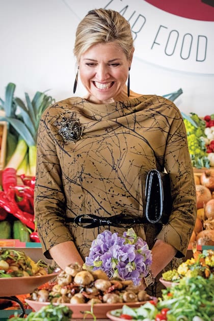 Un escarabajo enorme prendido en su hombro derecho. Se trata de un insecto venerado en el antiguo Egipto, que está asociado a la buena suerte.