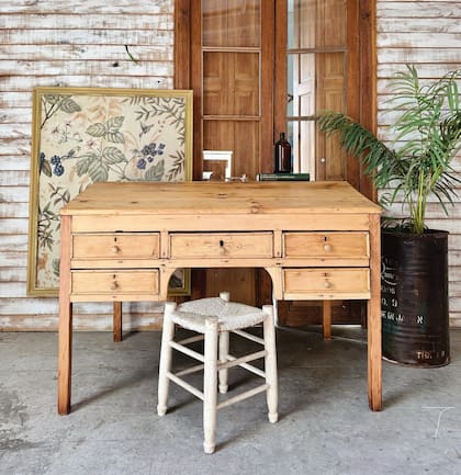 Un escritorio reparado y lavado por Florencia