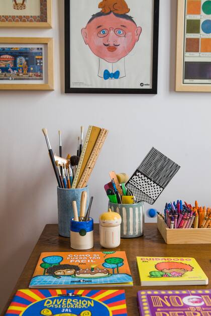 Un escritorio repleto de lápices y pinceles para activar la creatividad e ilustrar.