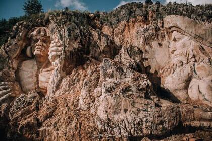 Un escultor peruano se inspiró en la tradición de la cultura incaica y talló diversas figuras sobre la piedra de una montaña