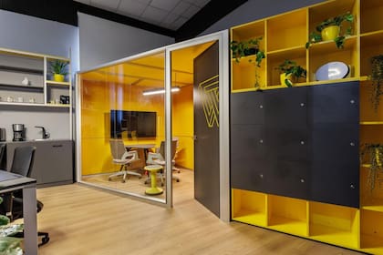 Un espacio de coworking creado por Marianela Guzmán Vercellesi, un campo en el que aplica su convicción de que el diseño de interiores crea entornos que influyen positivamente sobre las personas.