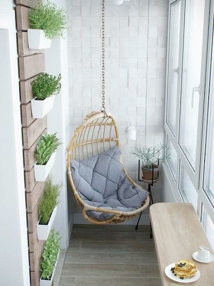 Un espacio de relax generado en un balcón cerrado