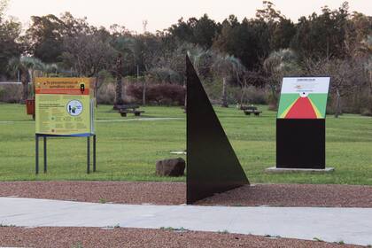 Un espacio lúdico denominado Encuentro Solar, diseñado por el astrónomo Eduardo Álvarez, presenta dos relojes solares y un semáforo solar para hacer interpretaciones de la dinámica e influencia de este astro.