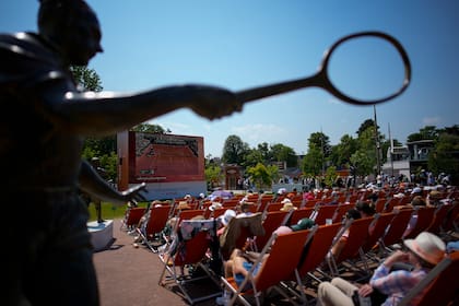 Un espacio para descansar y mirar tenis por pantalla gigante en el Abierto de Francia, bajo la custodia de los Mosqueteros, los cracks franceses del tenis de los años veintes.