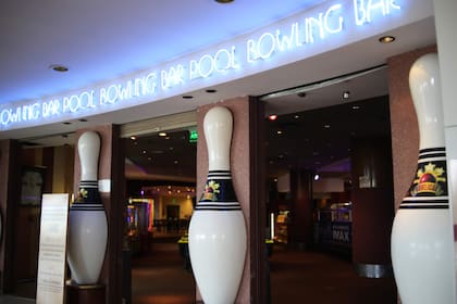 Un espacio para jugar al bowling, pero también patinar sobre hielo y probar suerte en el pool y en muchos videojuegos