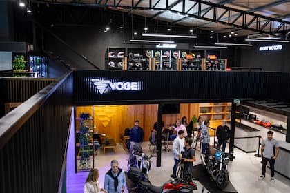 Un espacio que redefine la experiencia en torno a la moto, con foco en el detalle y la amplitud.