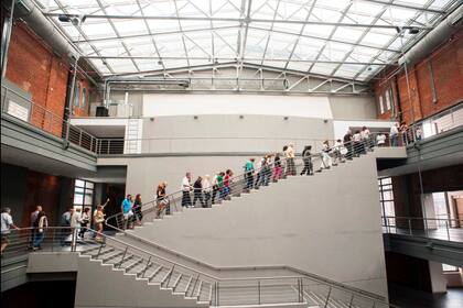 Un espacio reciclado. El palacio construido entre 1914 y 1916 y ampliado entre 1919 y 1921 fue diseñado para albergar calderas y turbinas; demandó una ardua tarea de reconversión y modernización para albergar hoy actividades culturales