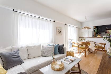 Un espacio totalmente integrado. Cortinas de gasa de algodón con barrales de hierro y mesa de centro con base de petiribí macizo y tapa de mármol de Carrara (todo de Casa Leopoldo)