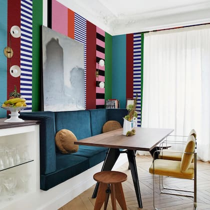 Un espacio transformado con mucha audacia usando los papeles de Edición Particular