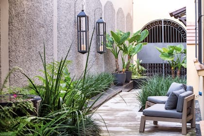 Un espacio vehicular deviene en espacio de relax, continuo al comedor.