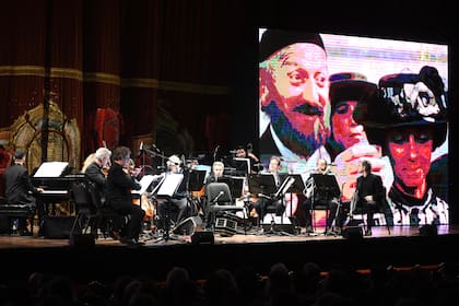 Un espectáculo, producido especialmente para la ocasión, rindió homenaje a la historia de la inmigración, y al legado artístico y cultural de la comunidad de AMIA