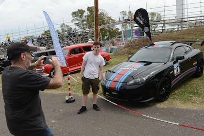 Un espectador se expone a una foto en la zona de los autos clásicos, interna respecto al circuito, en Villa Soldati.