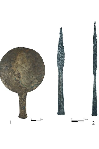 Un espejo de bronce y dos puntas de flecha, otros de los objetos hallados al lado de las mujeres enterradas