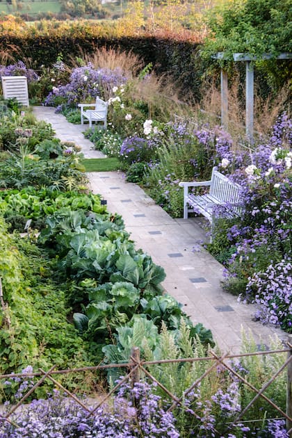 Un esquema de colores fríos de las plantas comestibles y las ornamentales crea un espacio armónico. El arte se respira en cada rincón del jardín.