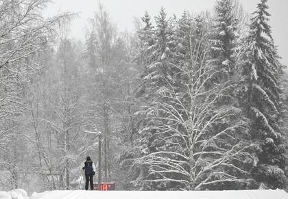 Un esquiador en las pistas del parque de esquí Oittaa en Espoo, Finlandia, el 4 de enero de 2024, mientras el país experimenta un frío extremo.