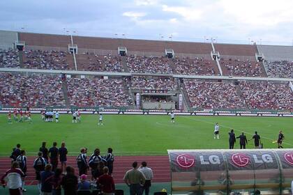 Un estadio semivacío en Budapest el 17 de agosto de 2005; Messi se retira de la cancha expulsado, sin llegar a jugar un minuto; atrás, los jugadores argentinos le protestan al árbitro