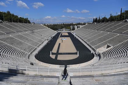 Un estadio vacío para un acto muy simbólico de los Juegos Olímpicos: así empezó el viaje de la antorcha en Grecia. Volverá a su lugar antes de tiempo