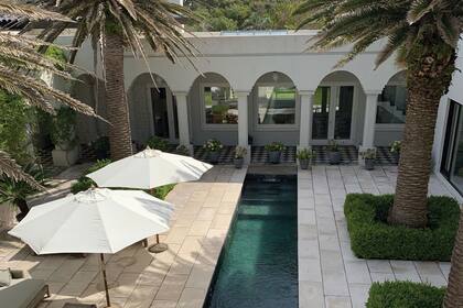 Un estanque cumple la función de pileta. En la reforma que se le hizo a la casa se cambió el revestimiento de venecitas azules por lajas negras, para que remitiera a una laguna o estanque.