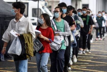 Un estudiante chino puede pasar más de 12 horas diarias preparándose para el "gaokao".